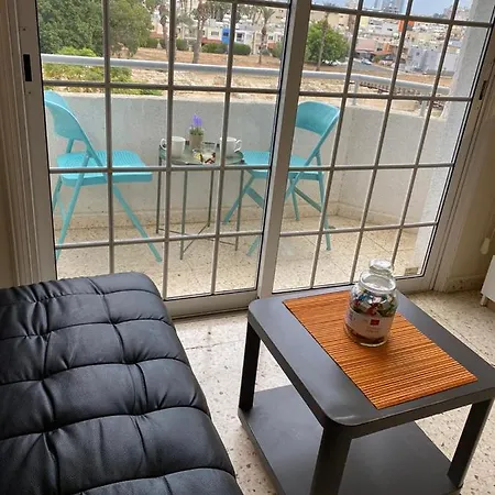 Comfort With Smart Tv & Netflix